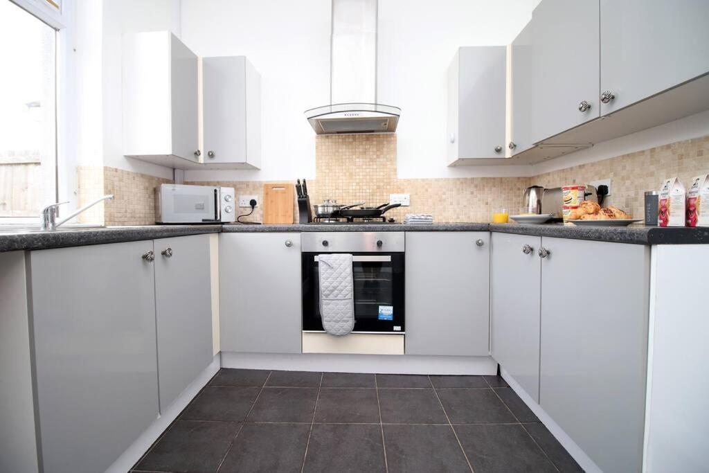 Holiday House For 7 Guests, Free Wi-Fi & Self Check-In Explore Newport Villa Exterior photo