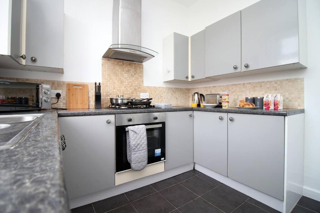 Holiday House For 7 Guests, Free Wi-Fi & Self Check-In Explore Newport Villa Exterior photo