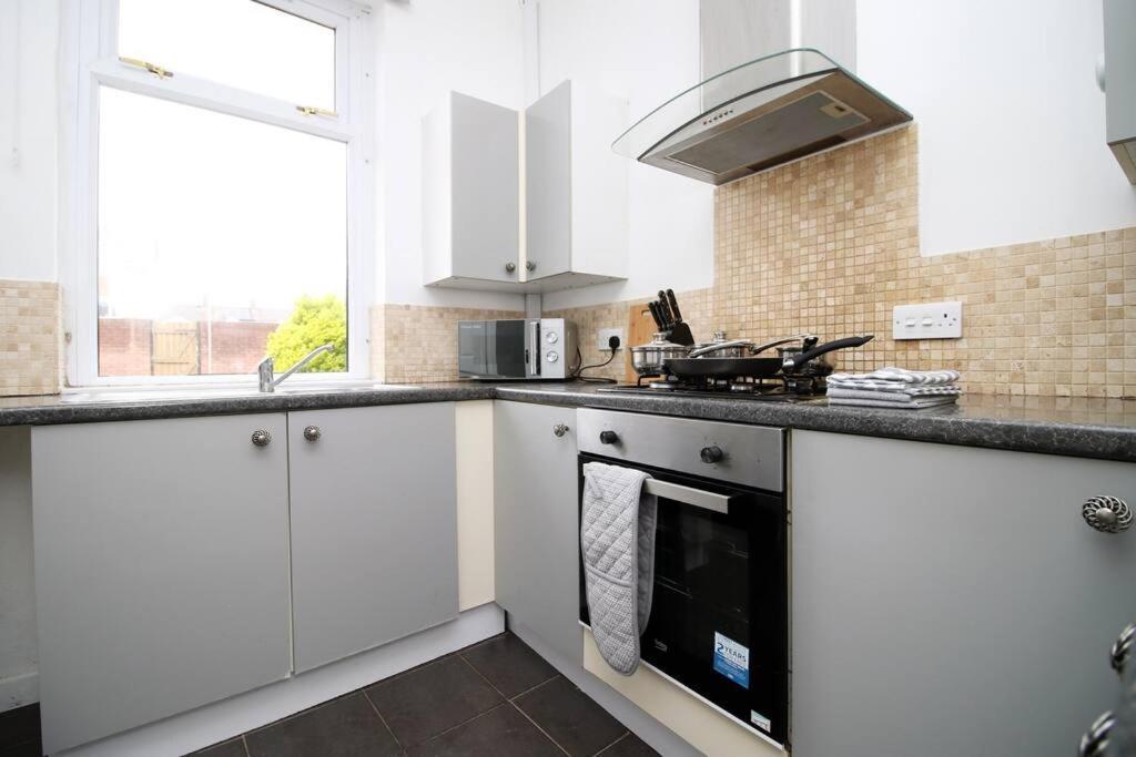 Holiday House For 7 Guests, Free Wi-Fi & Self Check-In Explore Newport Villa Exterior photo