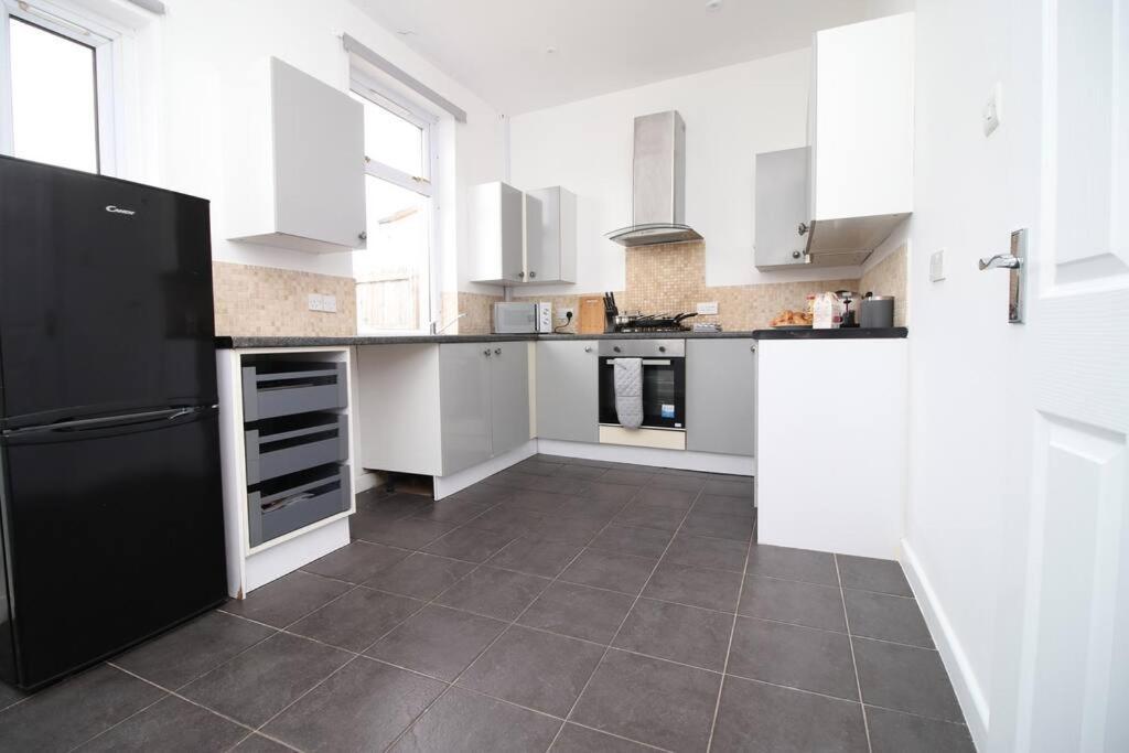 Holiday House For 7 Guests, Free Wi-Fi & Self Check-In Explore Newport Villa Exterior photo