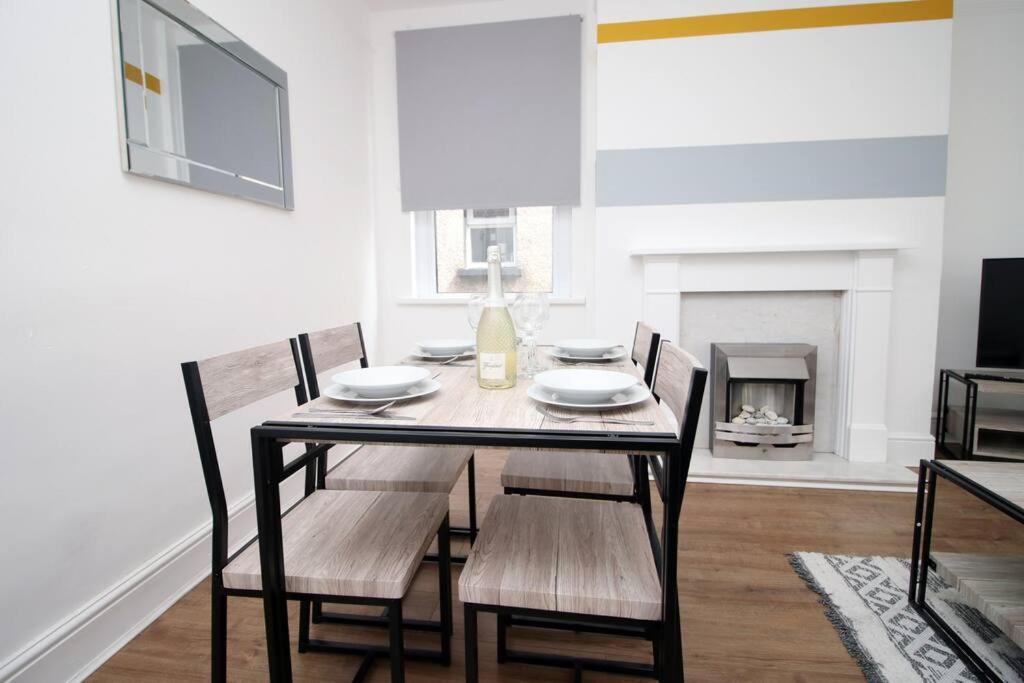 Holiday House For 7 Guests, Free Wi-Fi & Self Check-In Explore Newport Villa Exterior photo