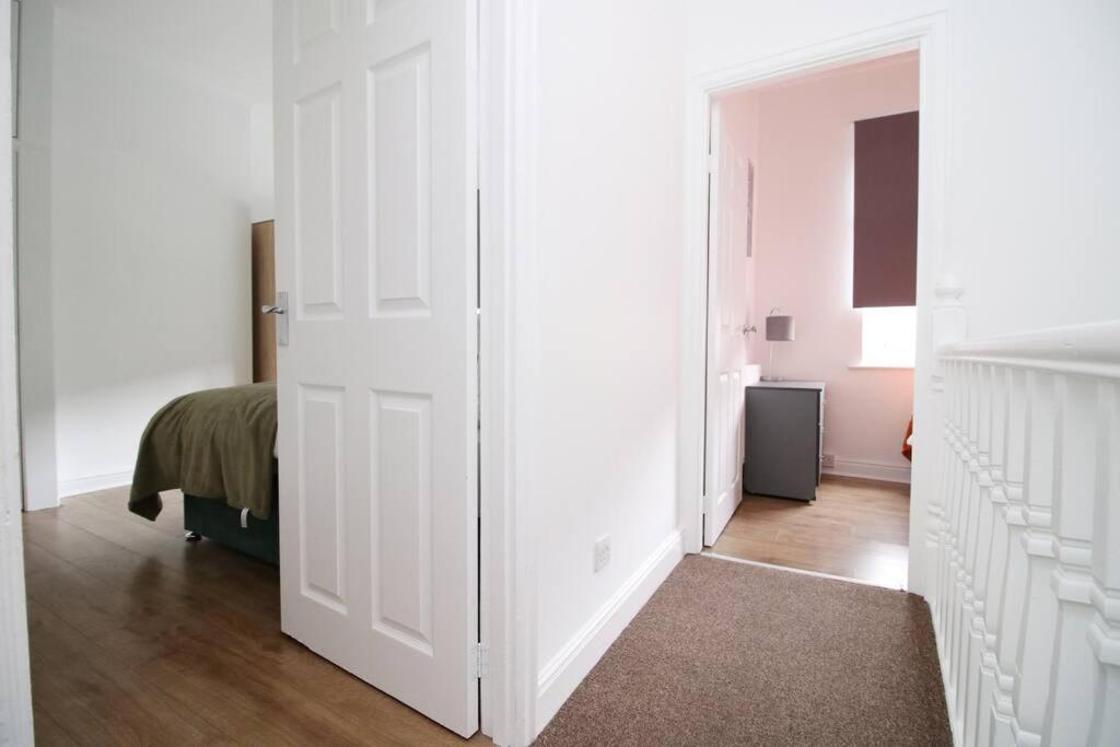 Holiday House For 7 Guests, Free Wi-Fi & Self Check-In Explore Newport Villa Exterior photo