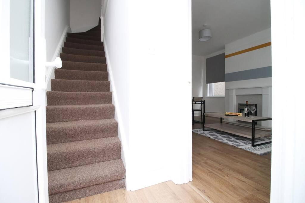 Holiday House For 7 Guests, Free Wi-Fi & Self Check-In Explore Newport Villa Exterior photo