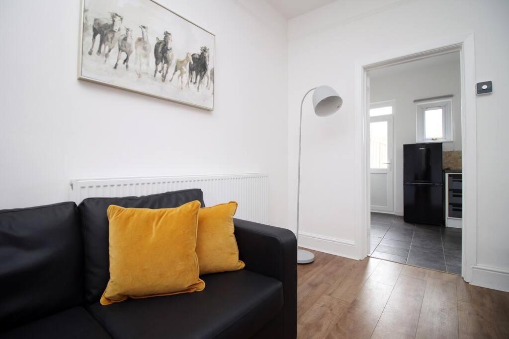Holiday House For 7 Guests, Free Wi-Fi & Self Check-In Explore Newport Villa Exterior photo