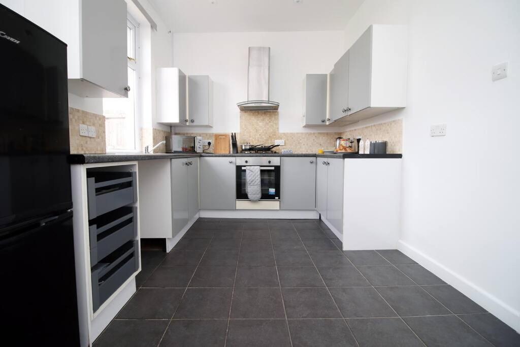 Holiday House For 7 Guests, Free Wi-Fi & Self Check-In Explore Newport Villa Exterior photo