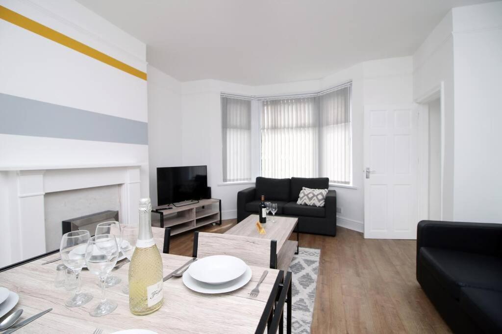 Holiday House For 7 Guests, Free Wi-Fi & Self Check-In Explore Newport Villa Exterior photo